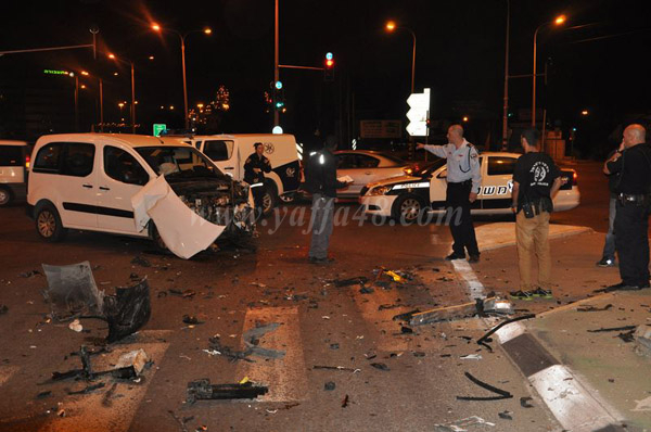 بالفيديو: اصابة شابين عرب بحادث طرق تسببت به الشرطة وسط مدينة الرملة
